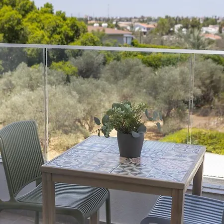 Amazing 1 Bedroom Queen Size Bed Nicosia City