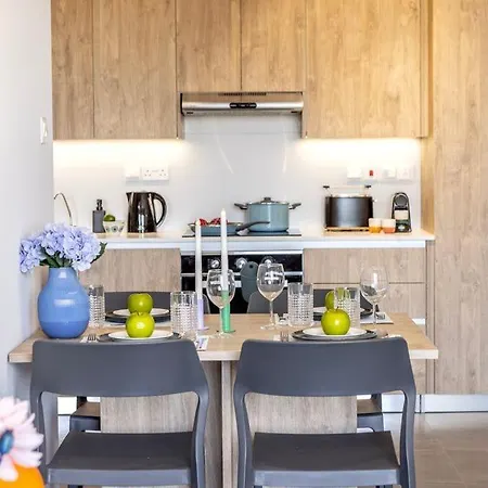Amazing 1 Bedroom Queen Size Bed Nicosia City Apartman