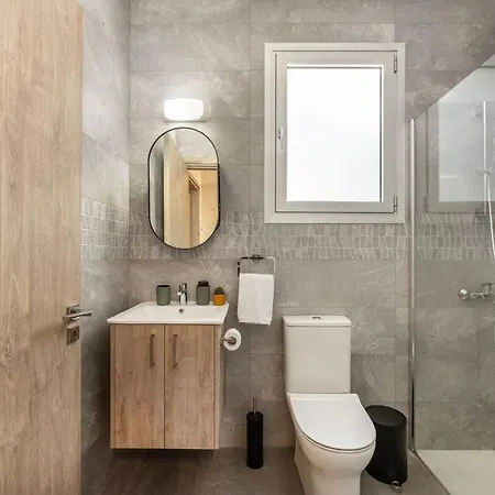 Amazing 1 Bedroom Queen Size Bed Nicosia City *